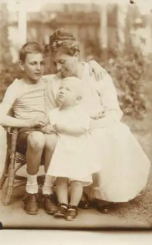 Social history anonymous persons portrait souvenir 1920 family in park