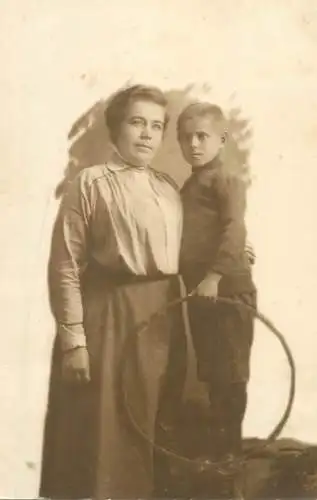 Social history anonymous persons portrait souvenir mother and child Braun Menyhert
