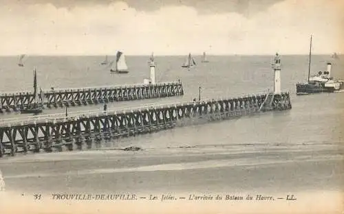 France cpa Trouville Deauville la jetees lighthouse