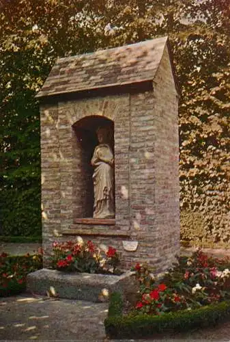 Belgium Gistel Ste Godelieve Abdij "Ten Putte"  Ste Godelieve statue monument
