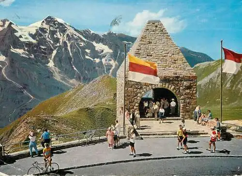 Austria Grossglockner Hochalpenstrasse Gedenkzeichen am Fuschertorl mit Wiesbachhorn