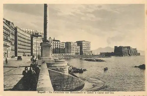 Napoli via Caracciolo con monumento ai Caduti a castel dell`Ovo