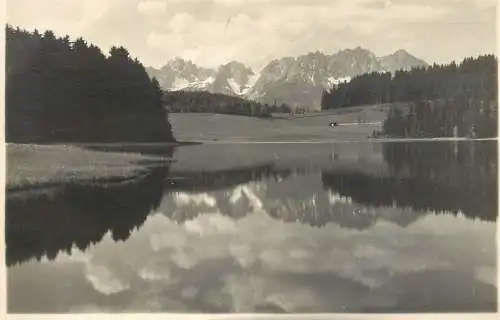 Austria Kitzbuhel Tirol Schwarzsee mit Kaisergebirge