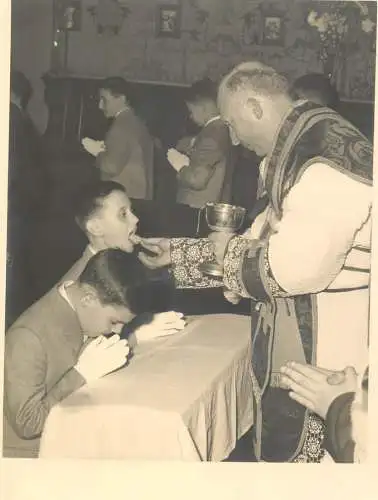 Priest communion Roma 11 maggio 1958 studio fotografico Bellocchio Ulderico 17 x 22 cm