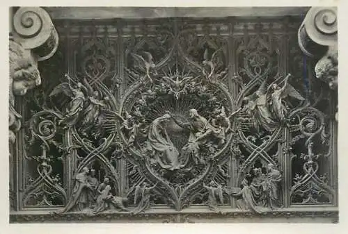 Milano duomo particolare della sopraporta in bronzo "La Gloria di Maria"