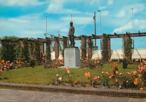 Belgium Nieuwpoort fisherman statue