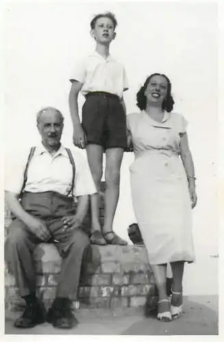 Anonymous persons family souvenir photo 1952