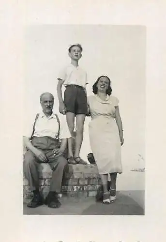 Anonymous persons family souvenir photo 1952