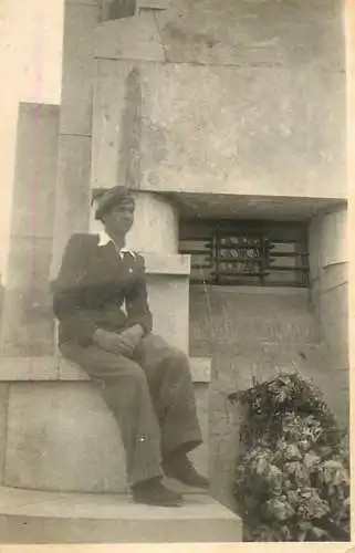 Anonymous persons military man war memorial monument instant photo