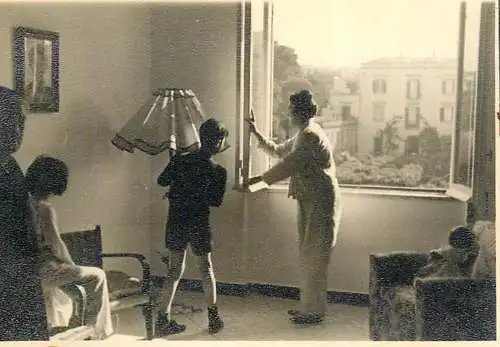Room interior instant photo window lamp place to identify foto Napoli