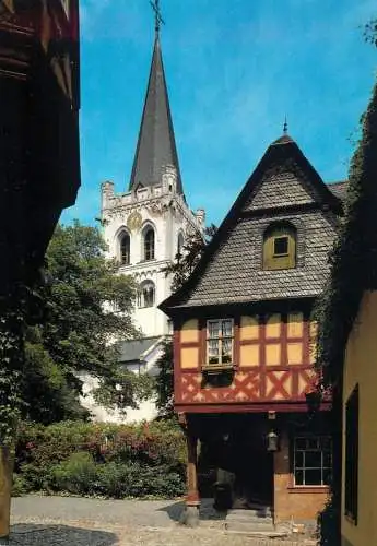 Germany Bacharach am Rhein Alte Post mit Blick auf St Peters Kirche