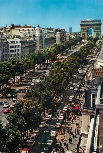 France Paris Les Champs Elysees et l'Arc de Triomphe