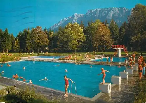 Austria Tirol Erholung Waldschwimmbad Niederndorf mit Kaisergebirge