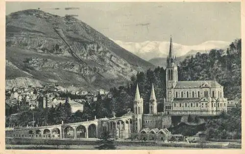 France Lourdes basilique et le Pic du Jer