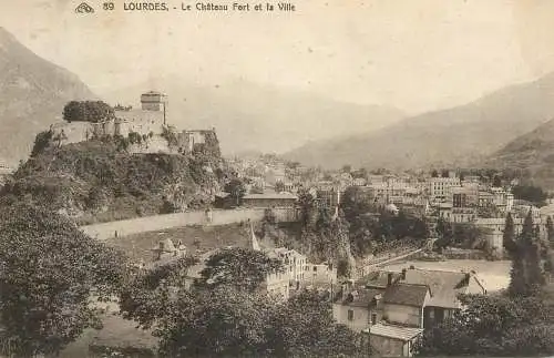 cpa France Lourdes le Chateau Fort et la Ville