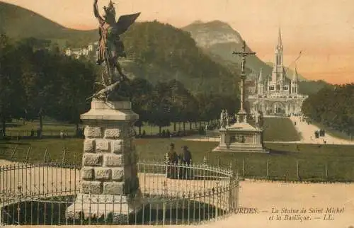 cpa France Lourdes Saint Michel statue