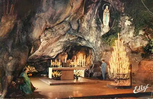 France Lourdes basilique miracle cave