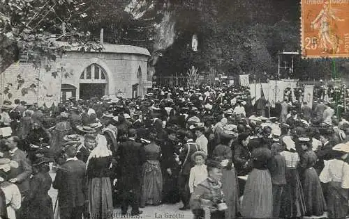 France Lourdes basilique procession