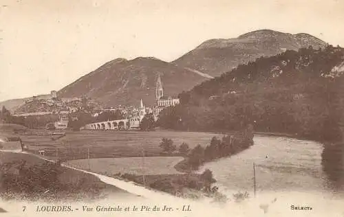 France Lourdes la basilique le Pic du Jer