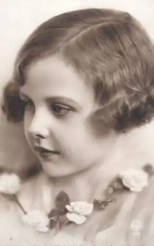 Children postcard elegant girl coiffure flowers