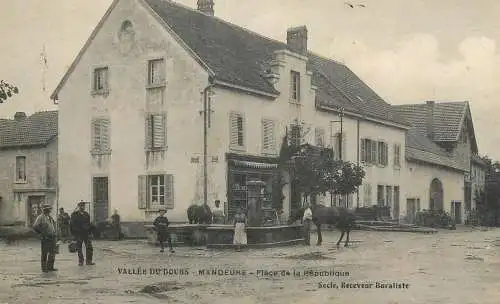 Mandeure (Doubs) cpa place de la Republique Ed. socie receveur Buraliste