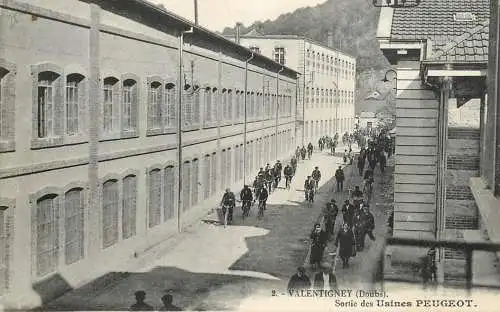 Valentigney (Doubs) fabrique de bicyclettes motocyclettes et voitures legeres sortie des usines Peugeot