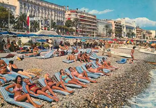 Sunbathing beauties Nice