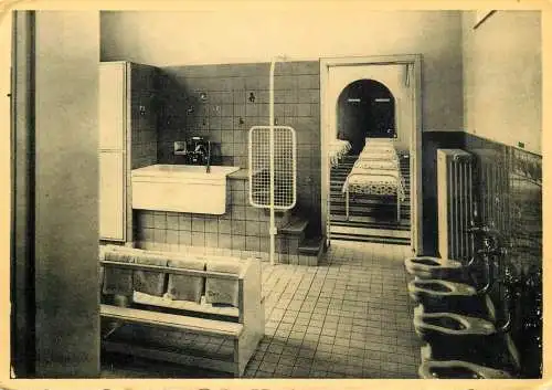 Oostduinkerke une section de Petits salle d`hygiene et dortoir