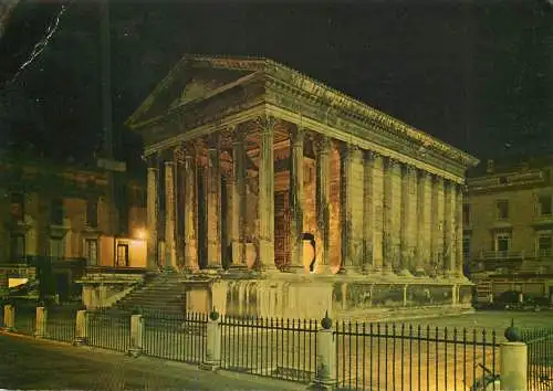 France Nimes La Maison Carree vue de nuit