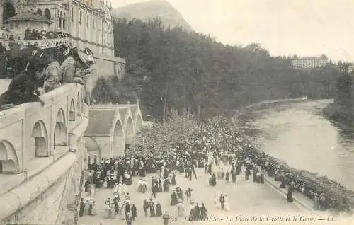 Postcard France Lourdes la place de la Grotte et le Gave