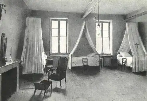 Infirmerie Sainte-Croix fauteuil ou mourut Soeur Marie-Bernard archives Saint-Gildard de Nevers