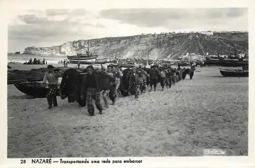 Postcard Portugal Nazare transportando ima rede para embracat