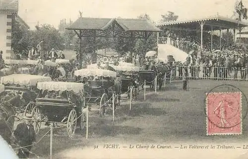 France Vichy Champ de Courses - les voitures & les tribunes