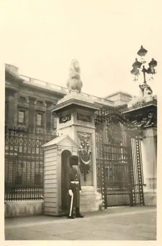 Places & anonymous persons souvenir photo social history format ca. 6 x 9 cm Buckingham palace guard