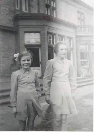 Places & anonymous persons souvenir photo social history format ca. 6 x 9 cm girls in city
