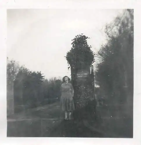 Places & anonymous persons souvenir photo social history format ca. 6 x 9 cm woman park