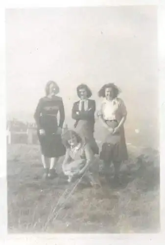 Places & anonymous persons souvenir photo social history format ca. 6 x 9 cm friends seaside
