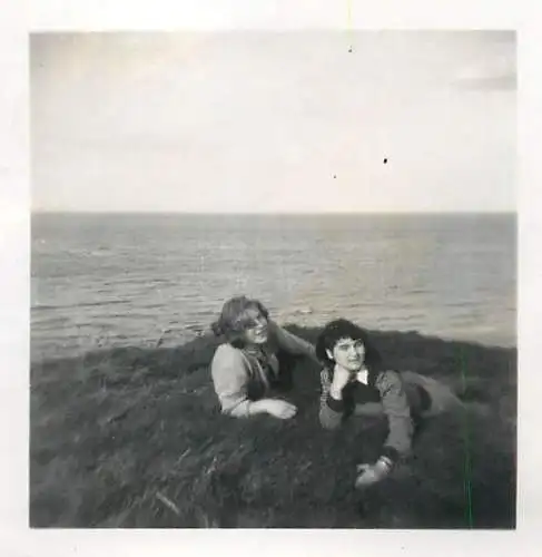 Places & anonymous persons souvenir photo social history format ca. 6 x 9 cm friends Seaside