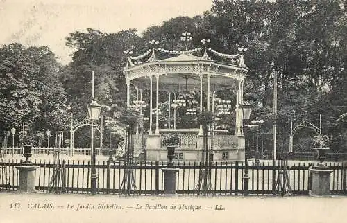 Postcard France Calais le jardin Richelieu