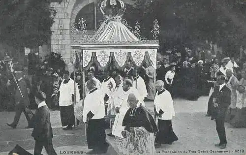 Lourdes la procession du Tres Saint Sacrement