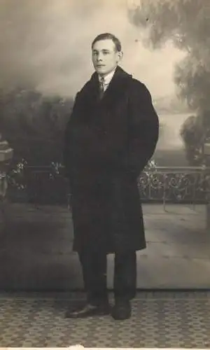 Souvenir photo postcard elegant man haircut 1929