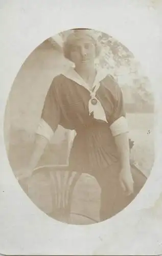Souvenir photo postcard elegant woman coiffure broche