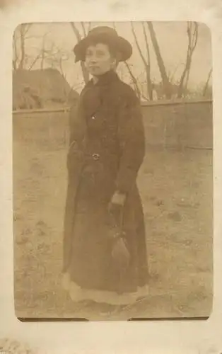 Souvenir photo postcard elegant woman hat nature
