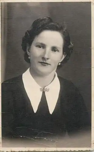 Souvenir photo postcard elegant woman coiffure broche