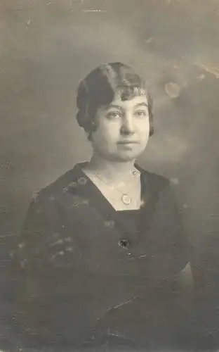 Souvenir photo postcard elegant woman coiffure locket 1926