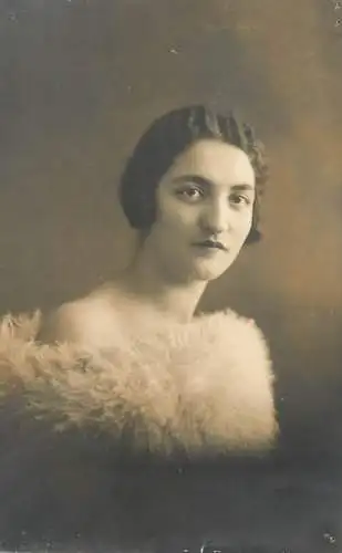 Souvenir photo postcard elegant woman coiffure fur 1928