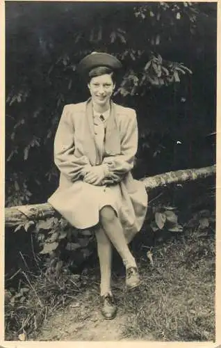 Souvenir photo postcard elegant woman hat smile