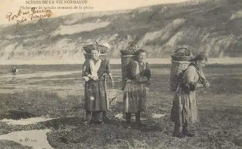 Scène de la vie Normande pecheuses de moules revenant de la peche