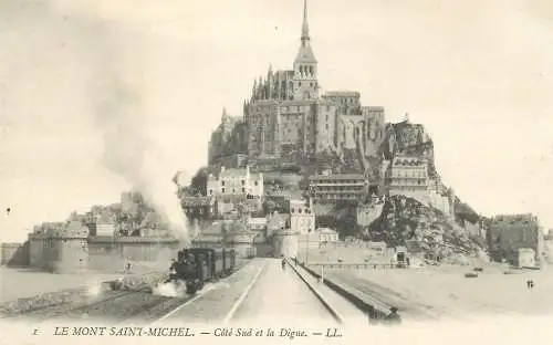 MONT SAINT MICHEL - Vue prise de la Digue - Départ du Train