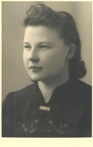 Social history souvenir real photo elegant woman lady coiffure 1941 Munchen